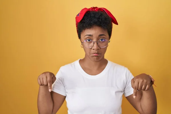 Genç Afrikalı Amerikalı Kadın Sarı Arka Planda Dikiliyor Üzgün Üzgün — Stok fotoğraf
