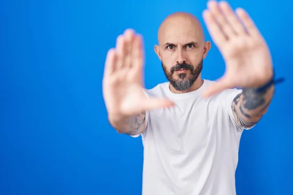 Hombre Hispano Con Tatuajes Pie Sobre Fondo Azul Haciendo Marco — Foto de Stock