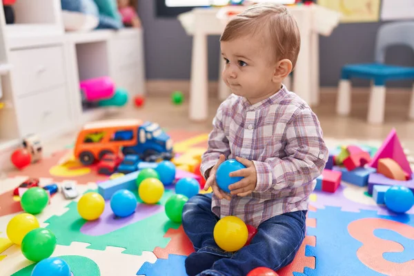 Adorável Menino Caucasiano Brincando Com Bolas Sentadas Chão Jardim Infância — Fotografia de Stock