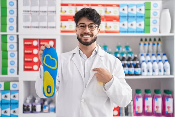 Homme Hispanique Avec Barbe Travaillant Pharmacie Pharmacie Tenant Semelle Intérieure — Photo