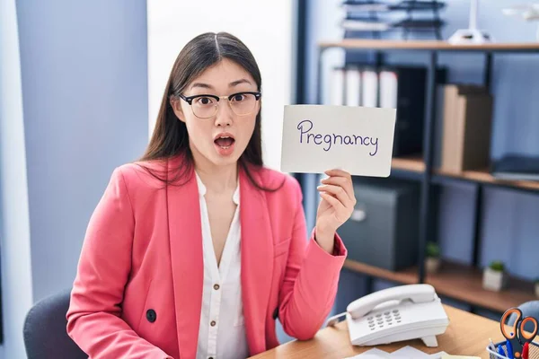 Čínská Mladá Žena Pracující Kanceláři Drží Těhotenský Znak Vyděšený Ohromený — Stock fotografie