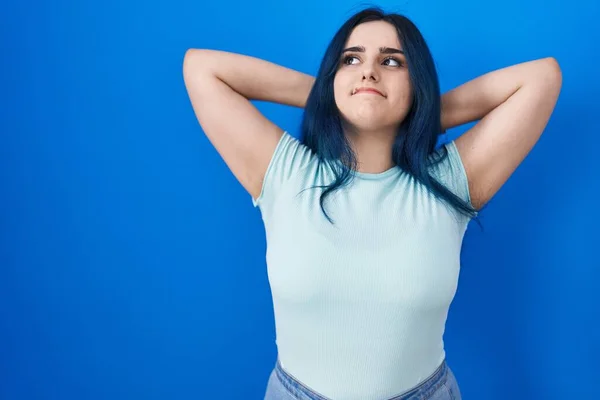 Joven Chica Moderna Con Pelo Azul Pie Sobre Fondo Azul —  Fotos de Stock