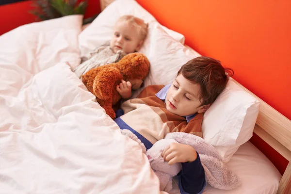 Liebenswert Junge Und Mädchen Umarmen Teddy Bear Schlafen Auf Bett — Stockfoto