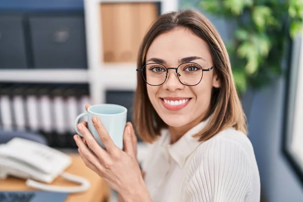 若い美しいヒスパニック系女性ビジネスワーカーオフィスでコーヒーを飲む — ストック写真