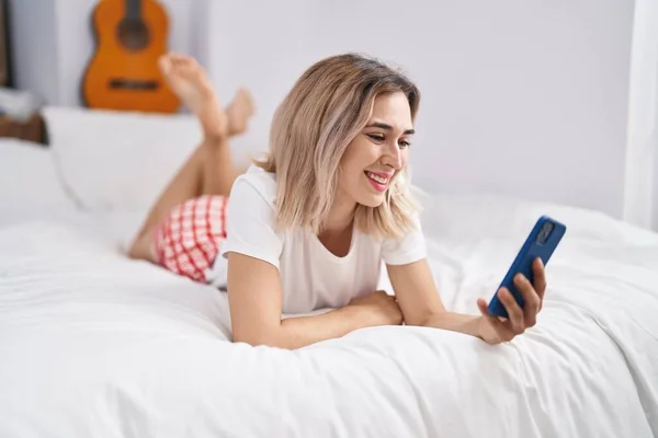 Mujer Joven Usando Smartphone Acostado Cama Dormitorio — Foto de Stock