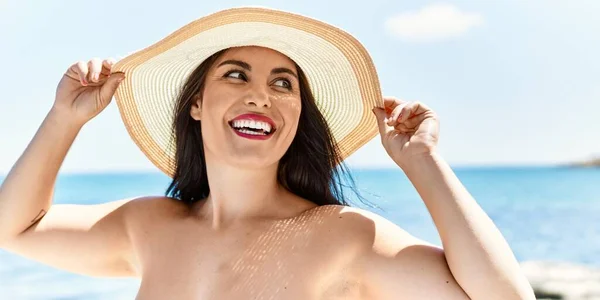 Joven Mujer Hispana Hermosa Turista Sonriendo Confiado Usando Sombrero Verano —  Fotos de Stock