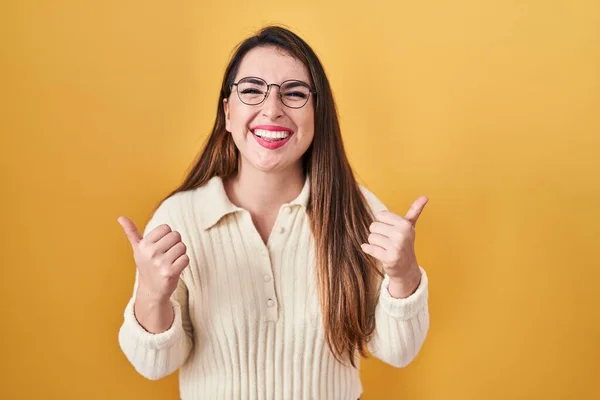 Young Hispanic Woman Standing Yellow Background Success Sign Doing Positive — Fotografia de Stock