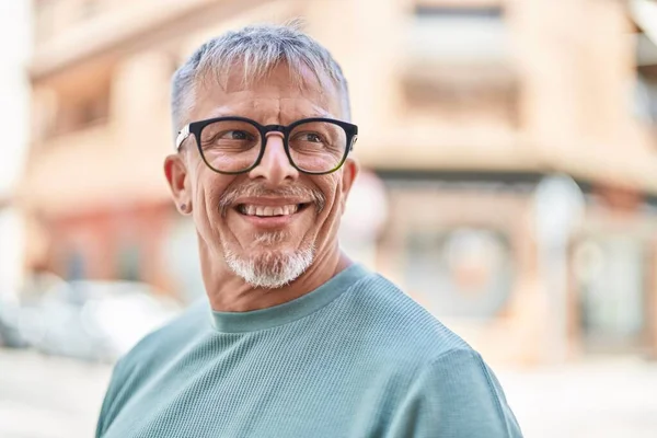Hombre Pelo Gris Mediana Edad Sonriendo Confiado Mirando Lado Calle —  Fotos de Stock