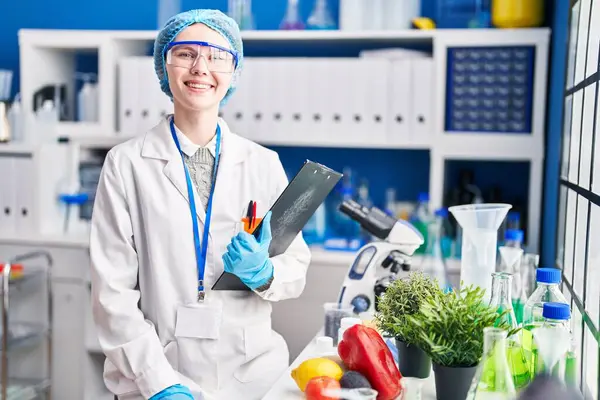 Krásná Žena Pracující Laboratoři Vědec Jídlem Vypadá Pozitivní Šťastný Stojící — Stock fotografie