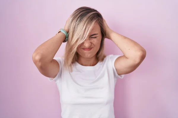 Young Blonde Woman Standing Pink Background Suffering Headache Desperate Stressed — Foto de Stock