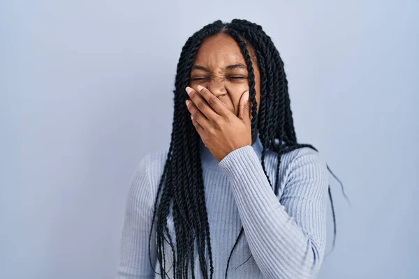 Afrikansk Amerikansk Kvinna Står Över Blå Bakgrund Uttråkad Gäspande Trött — Stockfoto