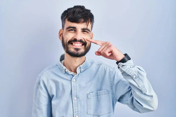 Young Hispanic Man Beard Standing Blue Background Pointing Hand Finger — Stock Photo, Image