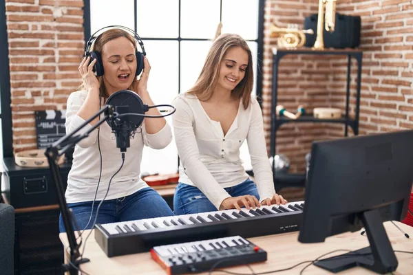 Dos Mujeres Músicos Cantando Canciones Tocando Piano Estudio Música — Foto de Stock