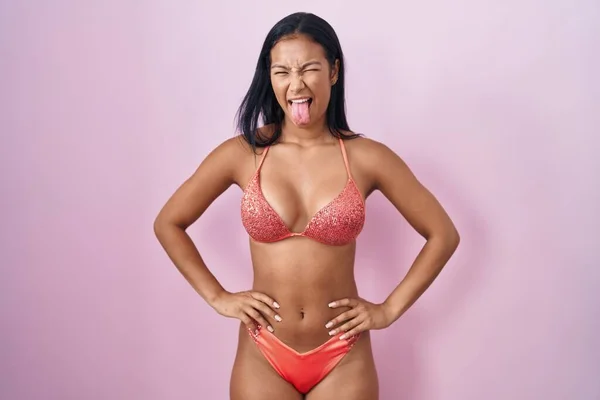 Die Hispanische Frau Bikini Streckt Die Zunge Fröhlich Mit Lustigem — Stockfoto