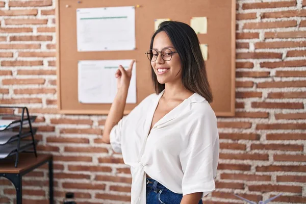 Young Hispanic Woman Business Worker Smiling Confident Speaking Office — Stock Photo, Image