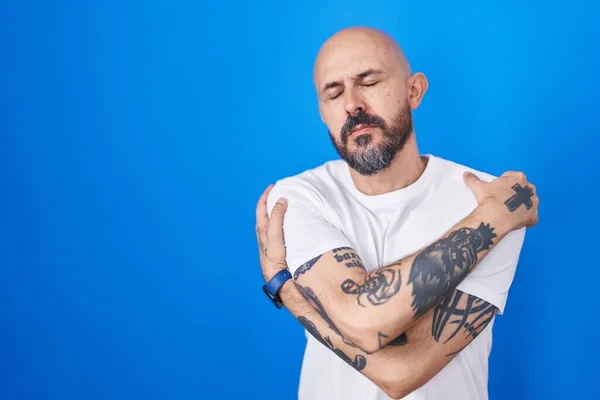 Hispanic Man Med Tatueringar Står Över Blå Bakgrund Krama Sig — Stockfoto
