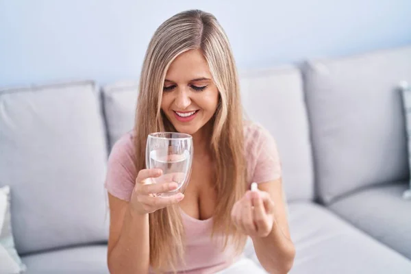 Wanita Pirang Muda Minum Pil Air Minum Rumah — Stok Foto