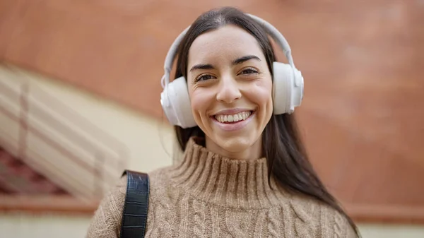 Jong Mooi Latino Vrouw Glimlachen Zelfverzekerd Luisteren Naar Muziek Straat — Stockfoto