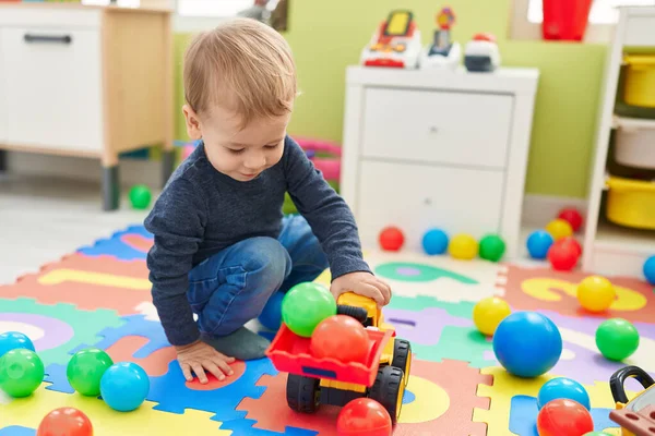Liebenswertes Blondes Kleinkind Spielt Kindergarten Mit Traktor Und Bällen — Stockfoto