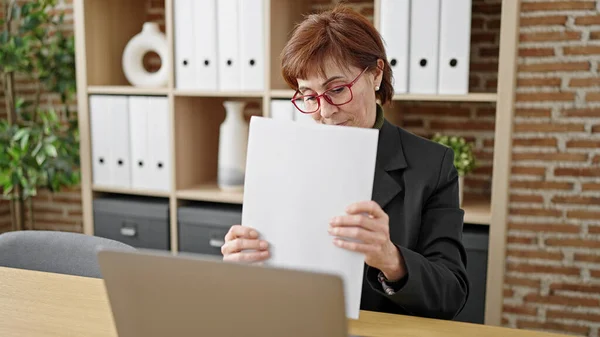 Mature Hispanic Woman Business Worker Holding Documents Office — Stock Photo, Image