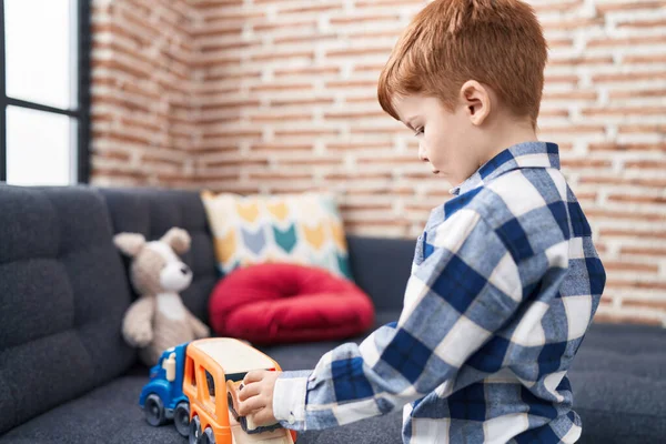 Liebenswertes Kleinkind Spielt Mit Autospielzeug Das Hause Steht — Stockfoto