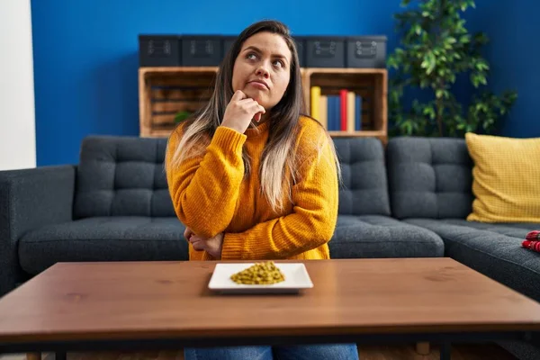 Jeune Femme Hispanique Mangeant Des Pois Verts Pensant Concentré Sur — Photo