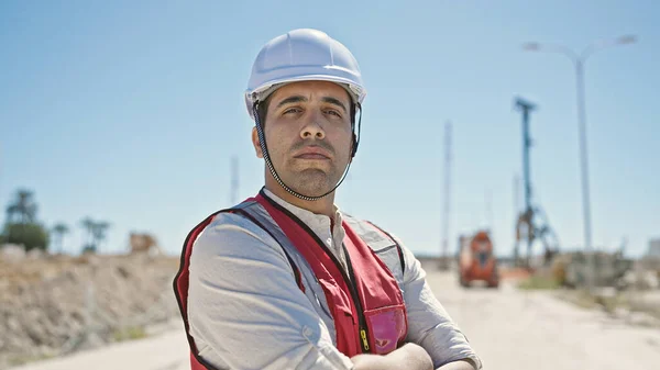 Ung Latinamerikansk Man Byggare Står Med Armarna Korsade Gest Och — Stockfoto