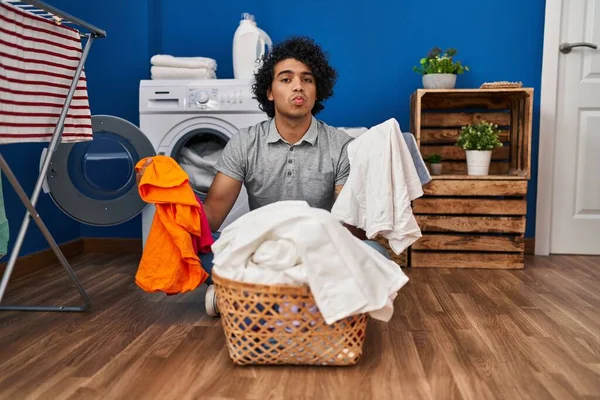 Çamaşır Odasında Çamaşır Yıkayan Kıvırcık Saçlı Spanyol Bir Adam Öpüşürken — Stok fotoğraf