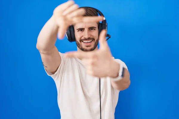 Hombre Hispano Con Barba Escuchando Música Usando Auriculares Sonriendo Haciendo —  Fotos de Stock