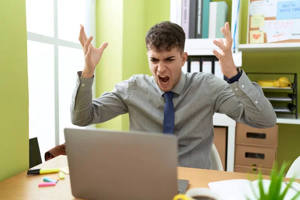 Young Hispanic Man Business Worker Angry Screaming Office — Stock Photo, Image