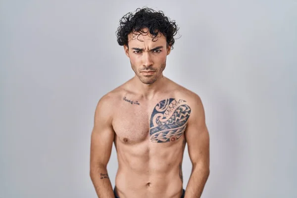 Ισπανόφωνος Άνθρωπος Στέκεται Shirtless Σκεπτικιστής Και Νευρικός Συνοφρυωμένος Αναστατωμένος Λόγω — Φωτογραφία Αρχείου