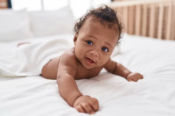 Afrikanisch Amerikanisches Baby Entspannt Sich Auf Bett Schlafzimmer — Stockfoto