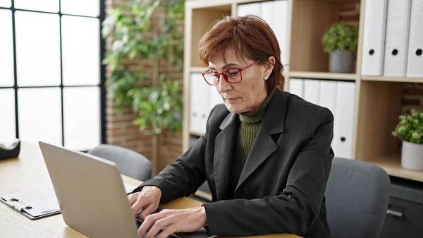 Mature Hispanic Woman Business Worker Using Laptop Working Office — Stock Photo, Image