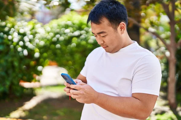 Mladý Číňan Usmívá Sebevědomě Pomocí Smartphone Parku — Stock fotografie