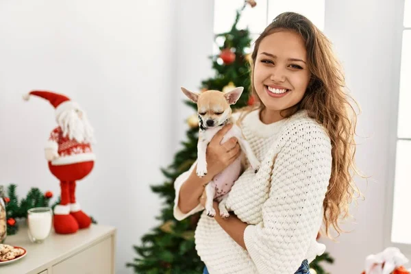 Genç Güzel Spanyol Bir Kadın Chihuahua Sarılıyor Noel Ağacının Yanında — Stok fotoğraf