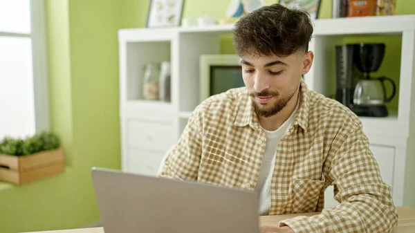 Jovem Árabe Homem Usando Laptop Sentado Mesa Casa — Fotografia de Stock