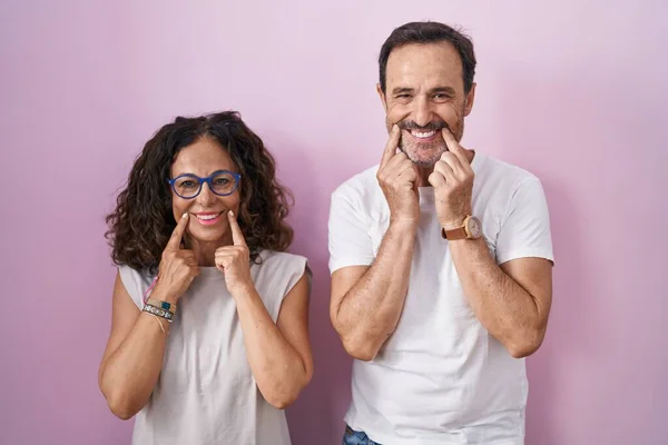 Middelbare Leeftijd Hispanic Paar Samen Roze Achtergrond Glimlachen Met Open — Stockfoto