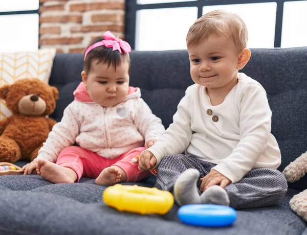 Imádnivaló Fiú Lány Játszik Karika Játék Kanapén Otthon — Stock Fotó
