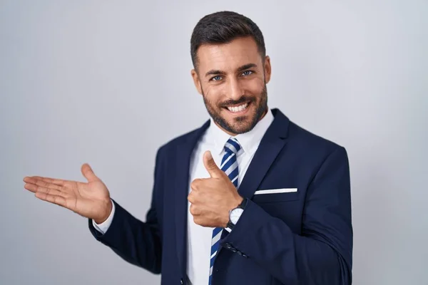 男はスーツとネクタイを着てヤシの手を示し 親指でOkジェスチャーを行います 笑顔幸せと陽気な — ストック写真
