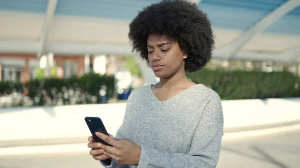 Mujer Afroamericana Usando Smartphone Con Expresión Relajada Parque —  Fotos de Stock