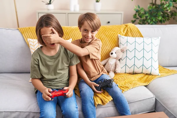 Adoráveis Meninos Jogando Videogame Cobrindo Olhos Com Mão Casa — Fotografia de Stock