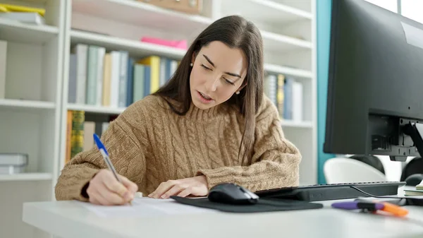 Young Beautiful Hispanic Woman Student Using Computer Taking Notes University — Stock Photo, Image