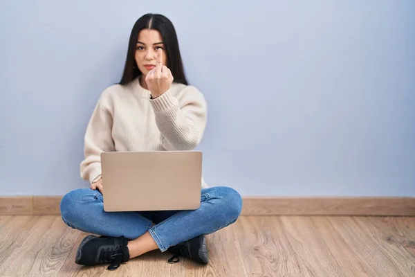 Young Woman Using Laptop Sitting Floor Home Showing Middle Finger — Stock Fotó
