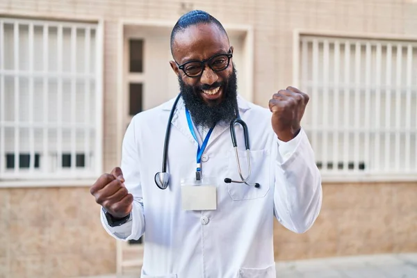 Uomo Afroamericano Indossando Uniforme Medico Stetoscopio Celebrando Sorpreso Stupito Successo — Foto Stock