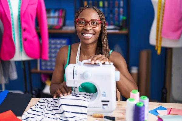 African American Woman Tailor Smiling Confident Using Sewing Machine Atelier — Stock Photo, Image