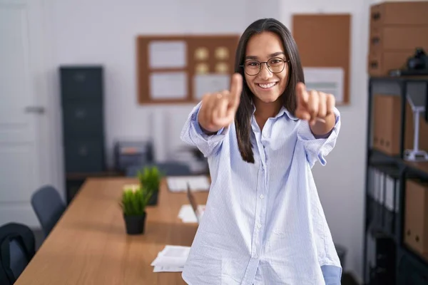 Ofisteki Genç Spanyol Kadın Seni Kamerayı Işaret Ediyor Parmaklarıyla Mutlu — Stok fotoğraf