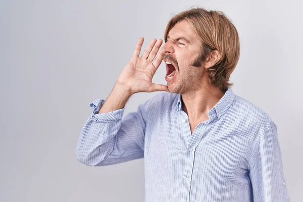 Caucasian Man Mustache Standing White Background Shouting Screaming Loud Side — Stock Photo, Image