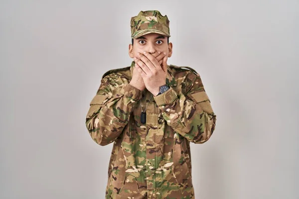 身穿迷彩服的年轻的阿拉伯男子因犯错而用双手捂住嘴震惊 秘密概念 — 图库照片