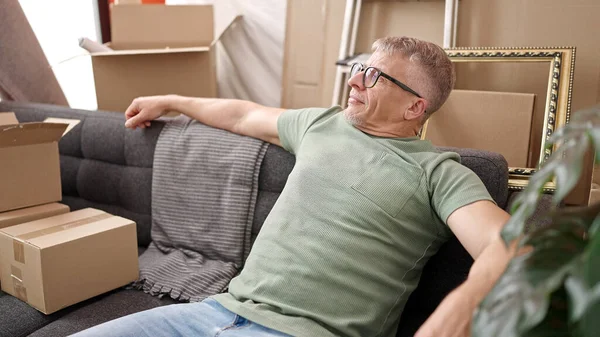 Homem Cabelos Grisalhos Meia Idade Sentado Sofá Com Expressão Relaxada — Fotografia de Stock