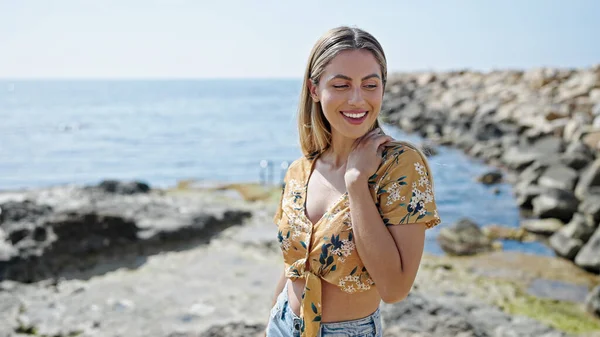 Young Blonde Woman Smiling Confident Standing Seaside — ストック写真